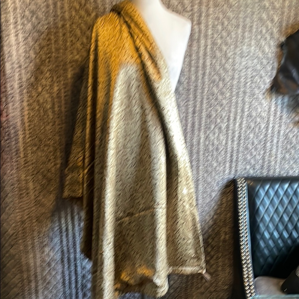 Elegant Tan-and Brawn Bedding Throw